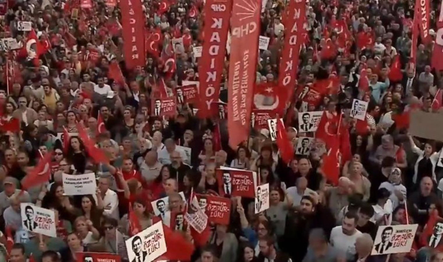 chpnin-bu-haftaki-adresi-beyazit-yurttaslar-alana-toplanmaya-basladi-cmBcnK6I.jpg