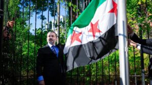Dışişleri Bakanı Şeybani, Suriye’nin Washington Büyükelçiliği’ne 13 yıl sonra ilk kez Suriye bayrağı çekti!