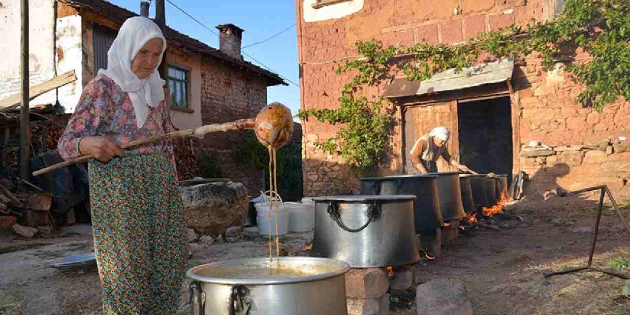 6 saat kazanlarda kaynatilip siseleniyor geleneksel yontemle hazirlaniyor UTcyLgqg.jpg