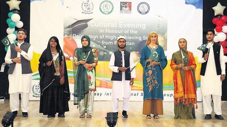 pakistanli basarili ogrenciler onuruna kulturel aksam BTfcRMXA.jpg