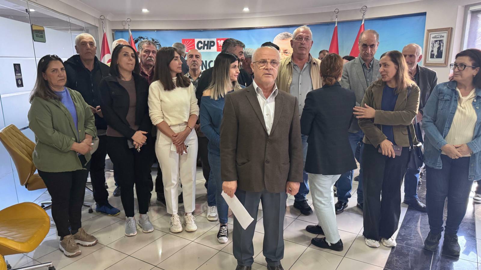 tuncelide chp yonetimi kendilerine parti binasina kilitledi ozgur ozelin orgutlere deger verecegi sozleri soylemde kaldi ChVtBKQD.jpg