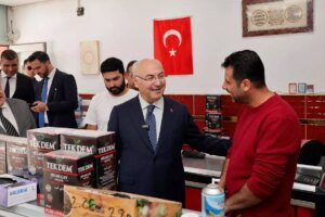 vali kosger cuma namazi sonrasi vatandaslarla bulustu K7QKZP9H.jpg