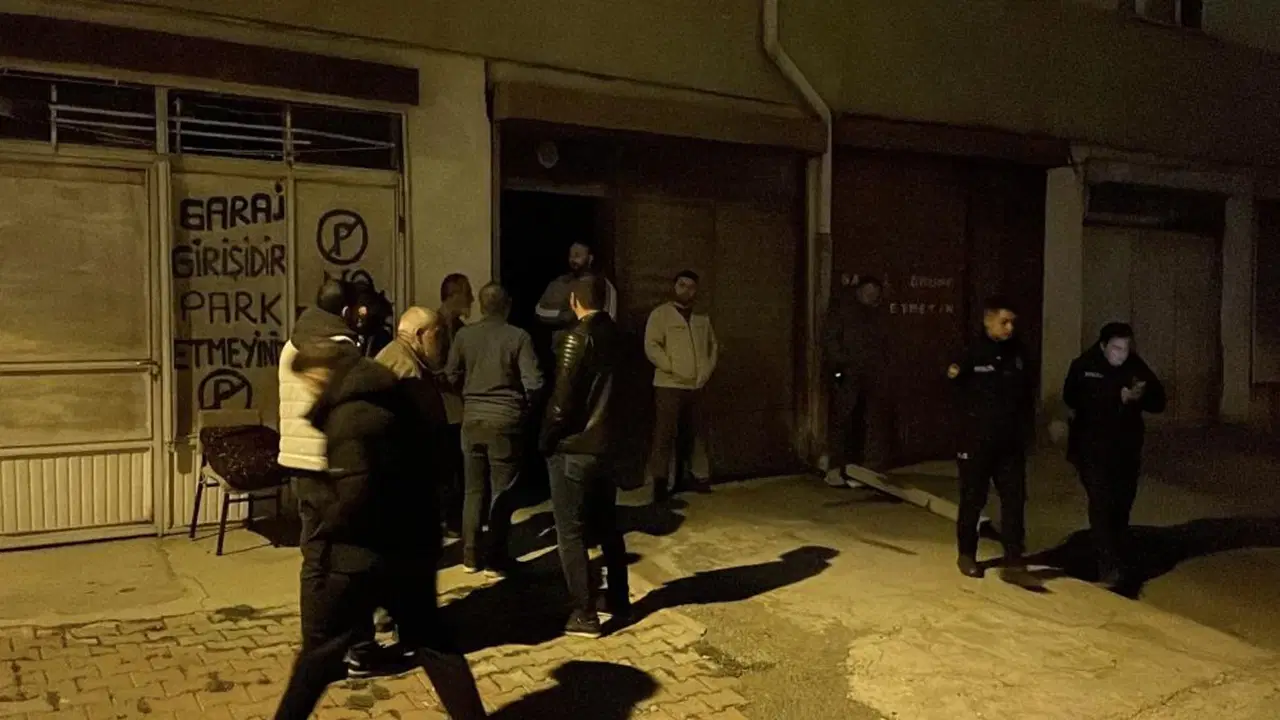 esinden haber alamayinca garaja indi otomobilin icinde olu buldu ZJ6L6HCY.jpg