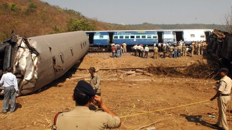 hindistanda tren kazasi iki tren carpisti 8 olu 14 yarali ru7e2tMr.jpg