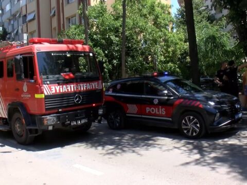 Kadıköy’de Ağaç Dalı Araca Düştü