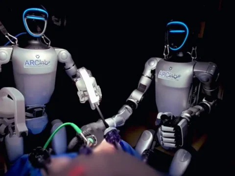 Insansi robotlar ile canli denekler uzerinde ameliyat yapildi 2H42q2Zw